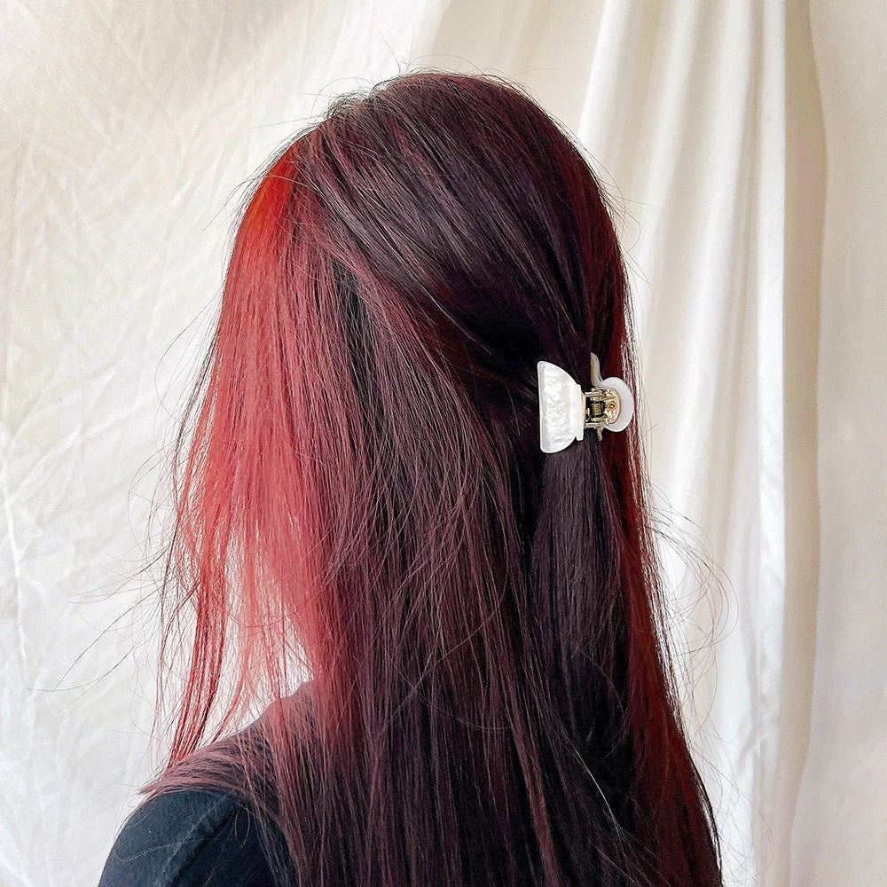 Kleine Haarkralle im Korean-Style